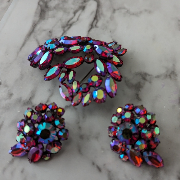 Vintage Regency Aurora Borealis Fuchsia Brooch and Earrings Set - Picture 2 of 11